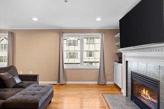 995 Trapelo Rd in Waltham, MA - Building Photo - Building Photo