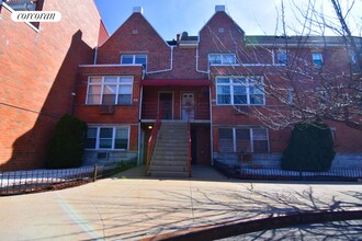 6-24 Renaissance Ct in Brooklyn, NY - Foto de edificio - Building Photo