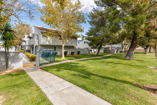 Woodlands West Townhomes in Lancaster, CA - Foto de edificio - Building Photo