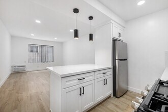 Mediterranean Apartments in Los Angeles, CA - Foto de edificio - Building Photo