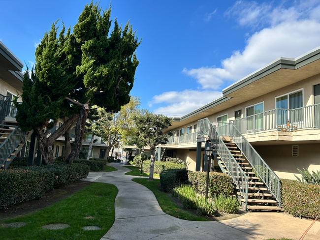 16102 Springdale St-Unit -26 in Huntington Beach, CA - Building Photo - Building Photo