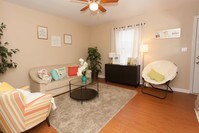 Large Living Space - The Lux Townhomes Apartamentos in Louisville, Kentucky