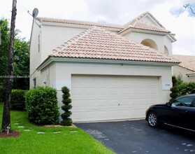 7740 Hibiscus Ln in Coral Springs, FL - Foto de edificio - Building Photo