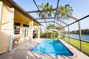 2983 Oakbrook Dr in Weston, FL - Building Photo