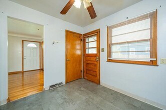 6708 Madison Ave in Urbandale, IA - Building Photo - Building Photo