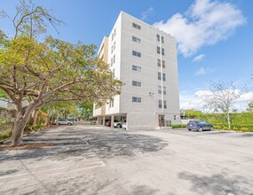 5995 Biscayne Blvd in Miami, FL - Foto de edificio - Building Photo