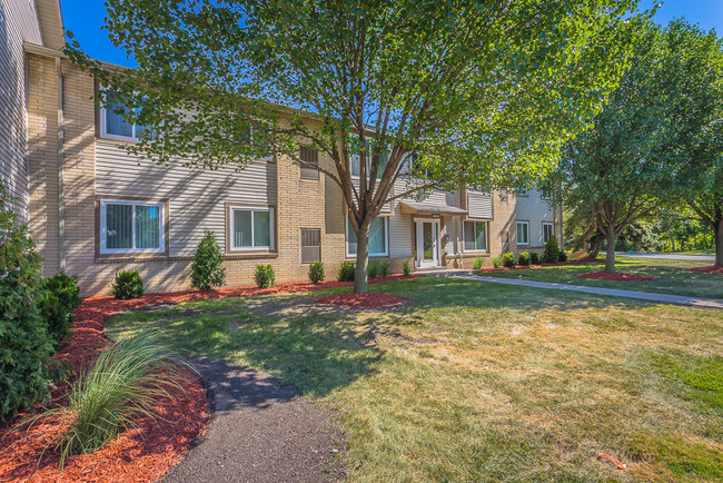 Chestnut Lake in Ypsilanti, MI - Foto de edificio - Building Photo