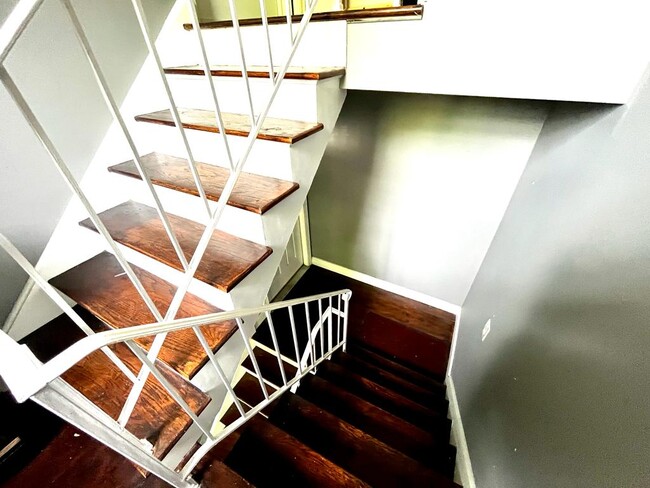 104 Eastern Way, Unit Second Floor in Rutherford, NJ - Building Photo - Building Photo