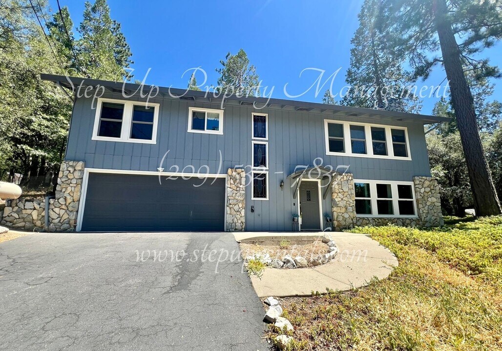 18081 Bonanza Dr in Twain Harte, CA - Foto de edificio