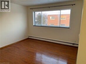 42 Hilltop Dr in Cambridge, ON - Building Photo - Building Photo