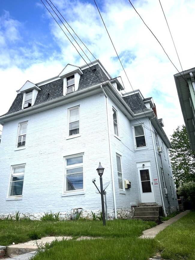 208 Cleveland Ave in Waynesboro, PA - Building Photo - Building Photo