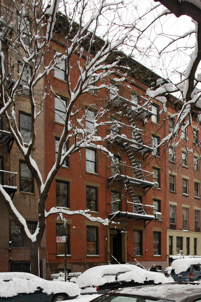 426 East 9th Street in New York, NY - Foto de edificio - Building Photo