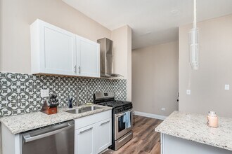 2201 W Monroe St in Chicago, IL - Building Photo - Building Photo