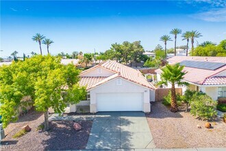 8037 Radigan Ave in Las Vegas, NV - Foto de edificio - Building Photo