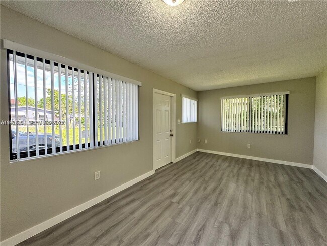 2237 Taylor St in Hollywood, FL - Building Photo - Building Photo