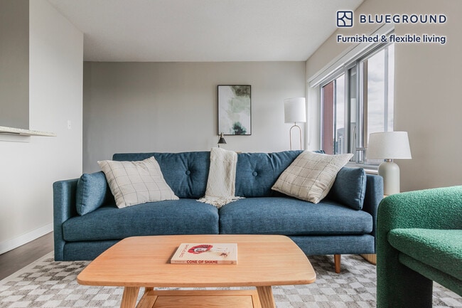 121 W Chestnut St in Chicago, IL - Building Photo - Building Photo