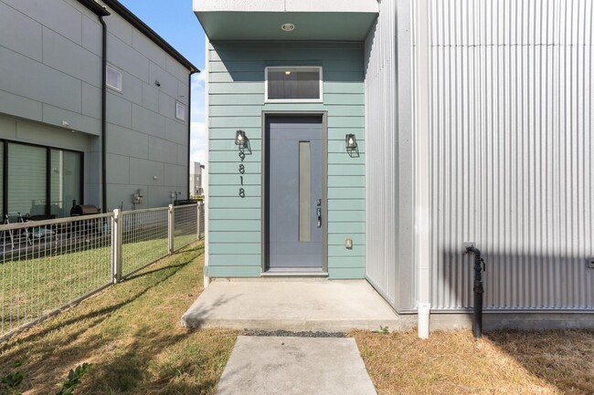 9818 Mocking Bird Hill Ln in Houston, TX - Building Photo - Building Photo