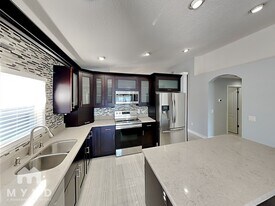 8105 Tar Hollow Dr, Unit 300-02 in Gibsonton, FL - Building Photo