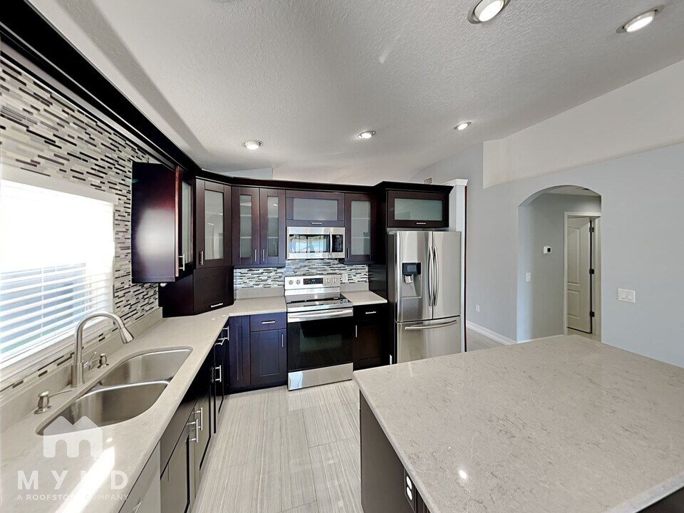 8105 Tar Hollow Dr, Unit 300-02 in Gibsonton, FL - Building Photo