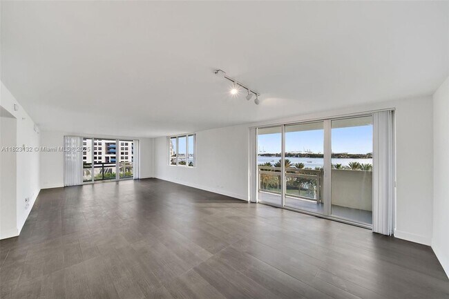 1500 Bay Rd, Unit S1014 in Miami Beach, FL - Building Photo - Building Photo