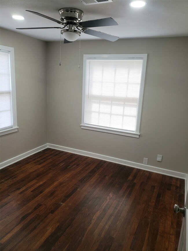 property at 2506 N Pearland Ave