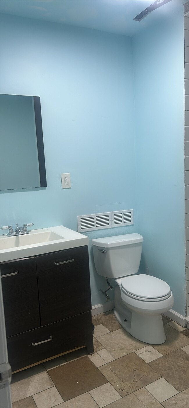 17 Dewitt Pl in New Rochelle, NY - Building Photo - Building Photo