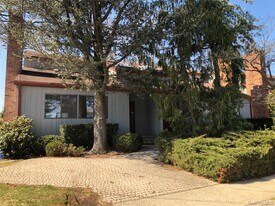 37 A S Norwood Rd in Sands Point, NY - Building Photo