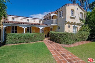 731 San Vicente Blvd in Santa Monica, CA - Foto de edificio - Building Photo