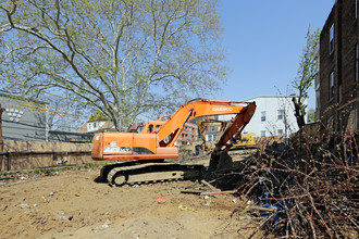 9903 37th Ave in Corona, NY - Foto de edificio - Building Photo