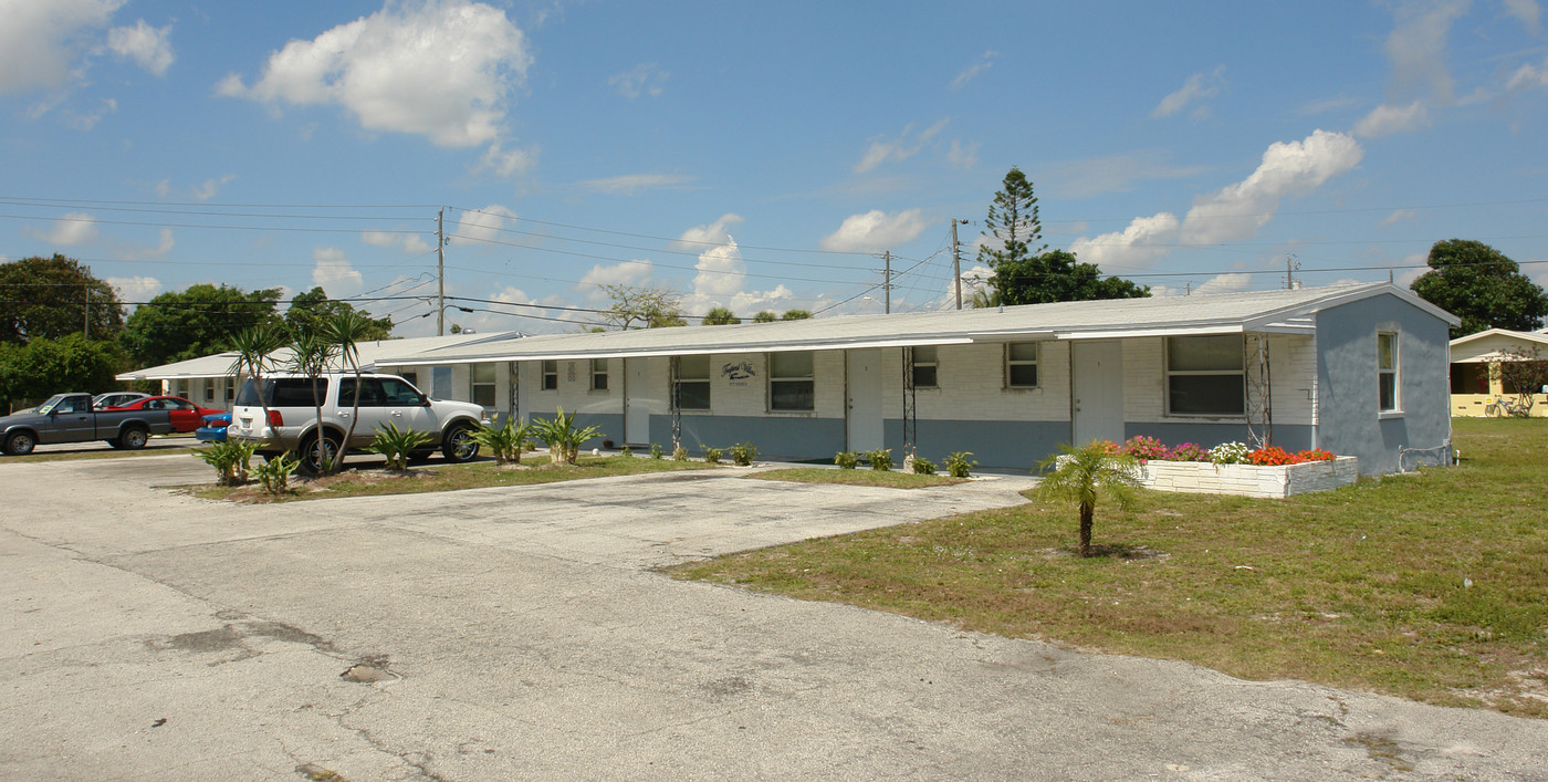 Tropical Villas in Lantana, FL - Building Photo