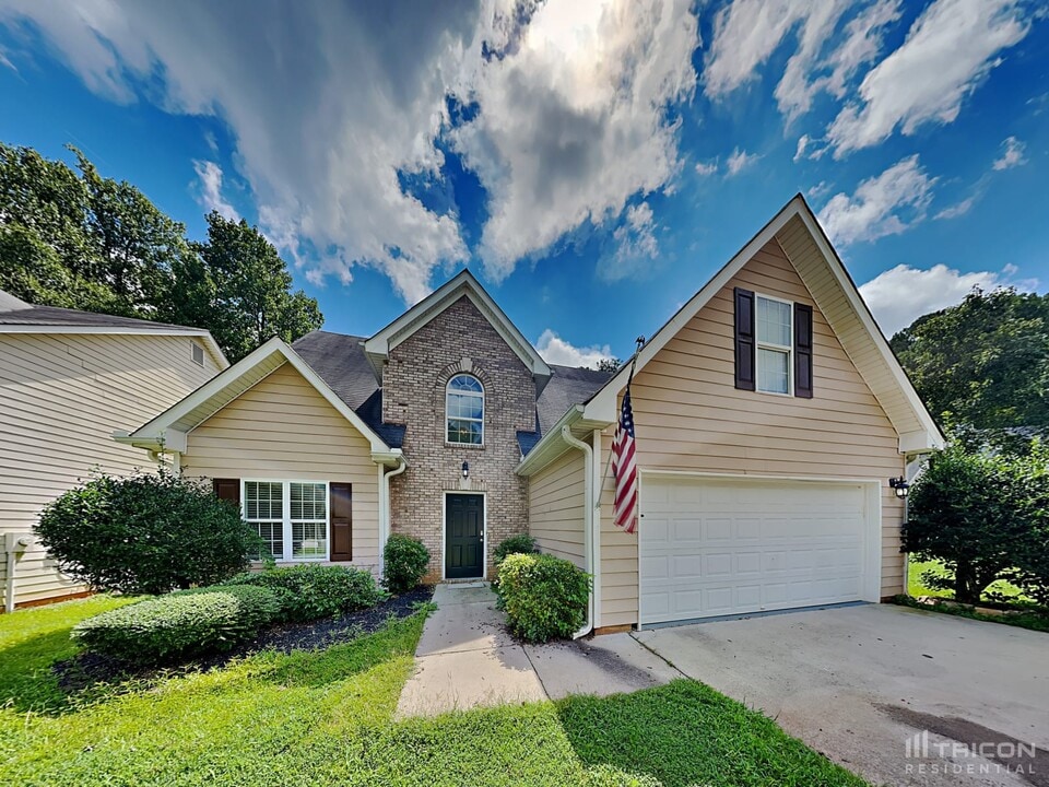 350 Valley View Dr in Fairburn, GA - Building Photo
