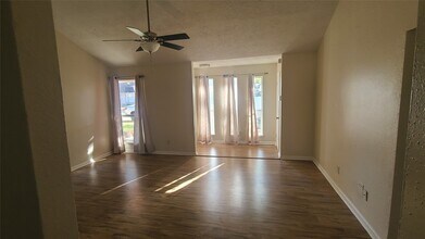 19538 Hollowlog Dr in Katy, TX - Building Photo - Building Photo