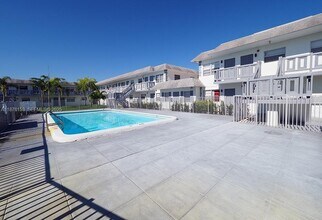 4000 NE 10th Ave-Unit -16 in Oakland Park, FL - Foto de edificio - Building Photo