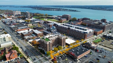 2900 E Jefferson Ave, Unit D501 in Detroit, MI - Building Photo - Building Photo