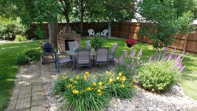 617 N Cedar St, Unit Upstairs in Canton, SD - Building Photo - Building Photo