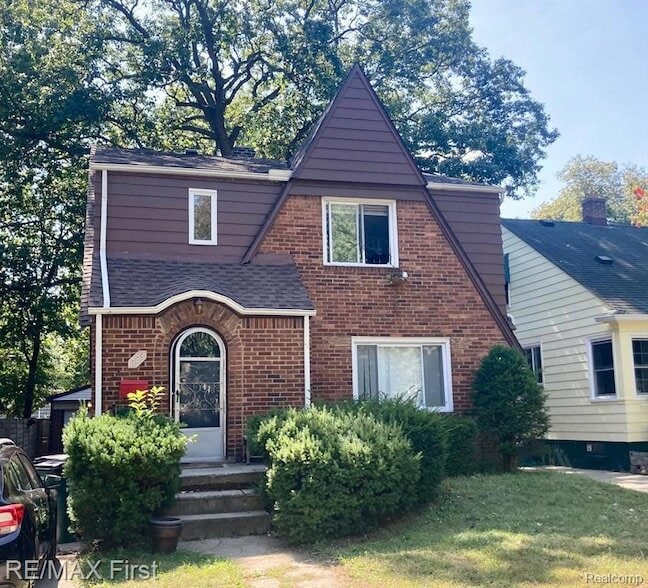 property at 383 W Chesterfield St