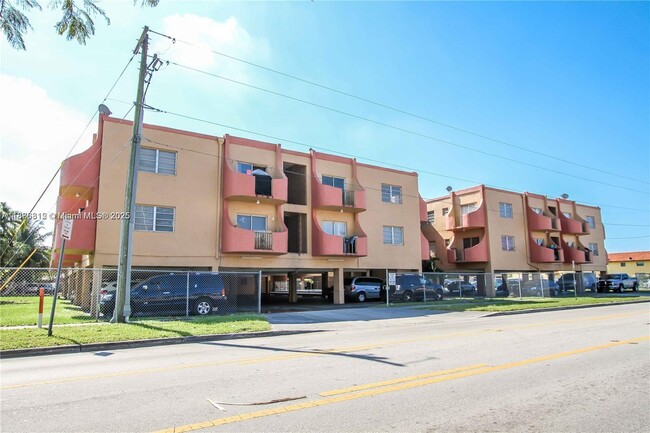 3675 W 11th Ave in Hialeah, FL - Foto de edificio - Building Photo