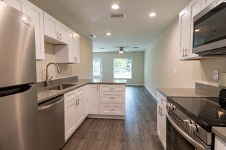 2015 Fraser St in Port Charlotte, FL - Foto de edificio - Building Photo