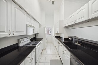 2425 Augusta Dr, Unit 22 in Houston, TX - Building Photo - Building Photo