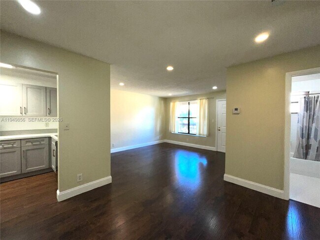 10043 Winding Lake Rd in Sunrise, FL - Building Photo - Building Photo