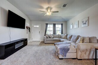206 Creek Hollow Dr in Hutto, TX - Building Photo - Building Photo