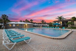 The Lodge at Woodlake in Lakeland, FL - Building Photo