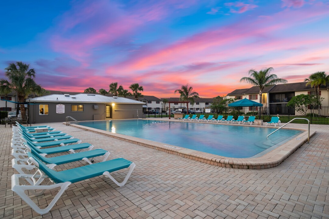 The Lodge at Woodlake in Lakeland, FL - Building Photo
