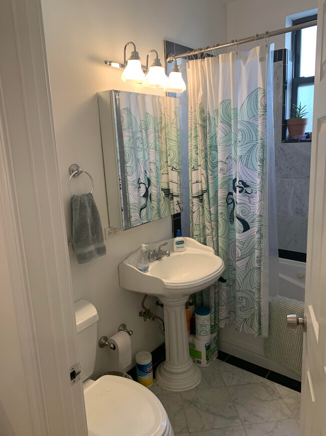 1116 N Hermitage Ave, Unit 1R in Chicago, IL - Building Photo - Building Photo