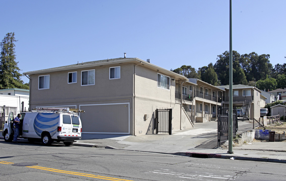 8024 Macarthur Blvd in Oakland, CA - Building Photo