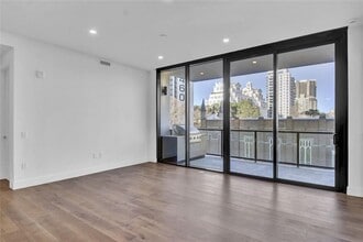 2425 Peachtree Rd NE in Atlanta, GA - Foto de edificio - Building Photo