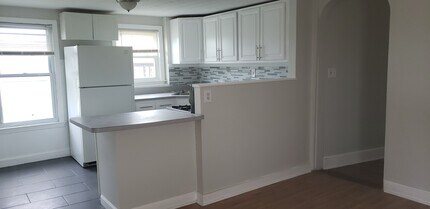 25 S End Rd, Unit 2nd in East Haven, CT - Building Photo - Building Photo