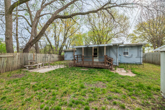 305 S Stewart Dr in Haysville, KS - Building Photo - Building Photo