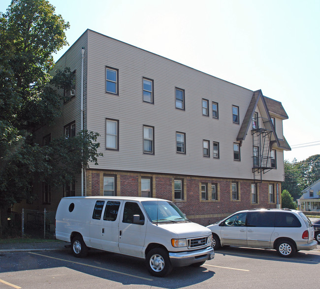 35 Railroad Ave in Patchogue, NY - Foto de edificio - Building Photo