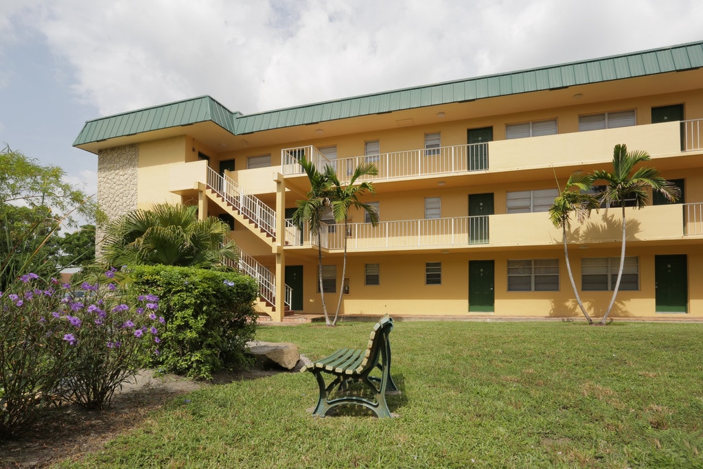 Banyan Club Apartments in Pompano Beach, FL